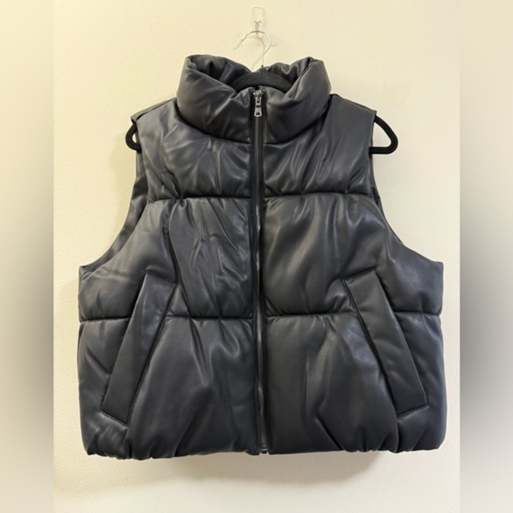 NWT Women’s Banana Republic Vegan Leather Puffer Vest in Black - L petite